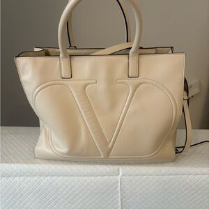 Guarantee authentic  Valentino
Garavani VLogo Walk Tote in cream